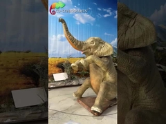Estatua realista de elefante africano que rocía agua en el escenario del safari