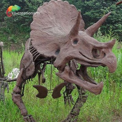 Esqueleto del Triceratops del dinosaurio de la decoración del camino