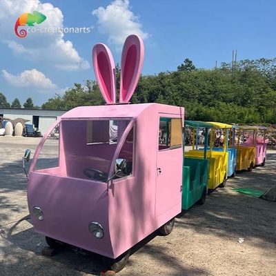 Los niños juegan resistencia a las inclemencias del tiempo sin rieles del coche de tren del parque de atracciones del equipo