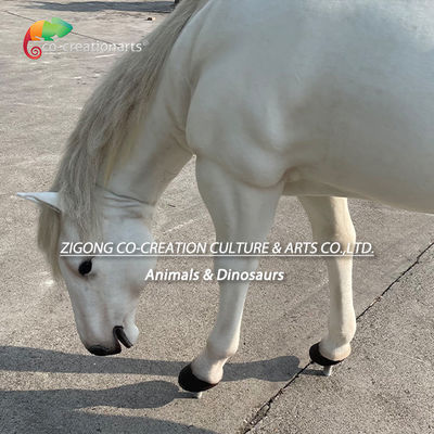 Escultura realista de un caballo animatrónico con movimiento realista para exhibiciones al aire libre