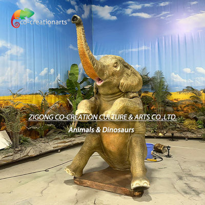 Estatua realista de elefante africano que rocía agua en el escenario del safari