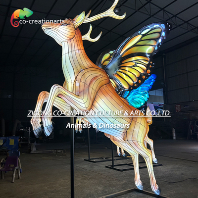 comprar Majestuoso ciervo iluminado con alas de mariposa multicolores. Fabricación en línea