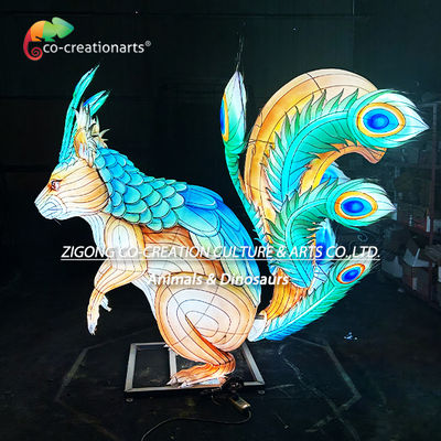 Comprar Escultura de ardilla gigante iluminada con linterna y cola deslumbrante de plumas de pavo real Fabricación en línea
