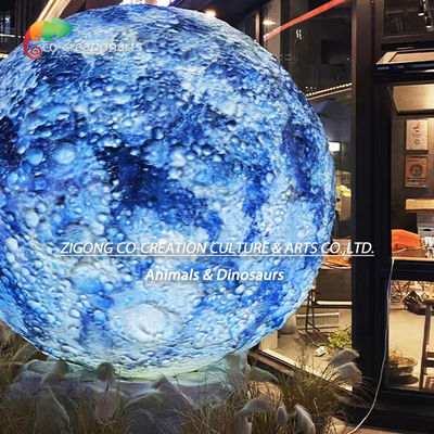 Escultura Lunar Etérea: Estatua Lunar con Textura de Cráter en Gradiente Azul Onírico​
