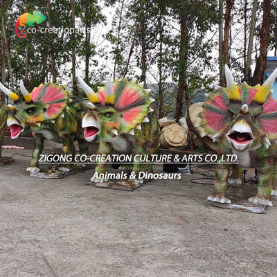 Trío de Triceratops Animatrónico Realista: Frills Vibrant y Movimiento Rugeante en el Ambiente Natural